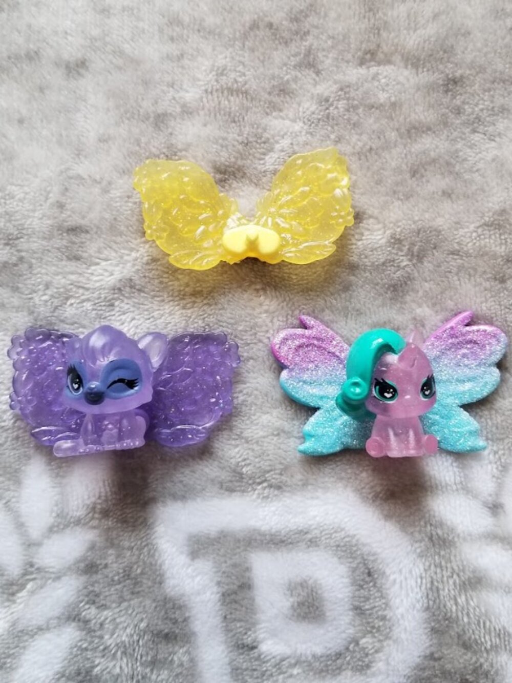 Hatchimals CollEGGtibles Mini Figures Bundle of 2 Figures & 3 Wings Translucent